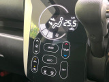 【オートエアコン】一度お好みの温度に設定すれば、車内の温度を検知し風量や温度を自動で調整。暑い&hellip;寒い&hellip;と何度もスイッチ操作をする必要はありません。快適な車内空間には必須の機能ですね♪