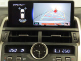 純正ナビ付です。もちろん車両後方を表示するバックガイドモニターが付いていて車庫入れ安心!