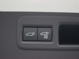 ハンズフリーパワーバックド(挟み込み防止機能・停止位置メモリー機能付)が装備されています。スマートキーを携帯していれば、リヤバンパーの下に足を出し入れするだけでバックドアが自動開閉します。