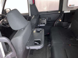 運転席/助手席シートの背面にカップホルダー付きのシートバックテーブルが付いていて後席の人に大変便利です☆