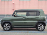 純正アルミで全体的にデザインがまとまっています。車も人も、オシャレはまずは足元からですね。