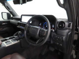 高級感のある美しいインテリアデザインの運転席です。