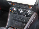運転席と助手席で設定温度を変更出来るデュアルオートエアコンを装備しています。四季を通じて快適なドライブを楽しめます。スイッチ類の高い質感も必見です。また、冬場に嬉しいシートヒーターも装着です★☆★☆