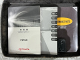 スマートキーは鍵をバッグに入れたままでもドアロックの開閉やエンジンのON・OFFができます。夜間や雨の日も鍵を探さなくて良いので便利です。