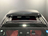 パノラミックルーフは、太陽の光を大きく取り入れあたかもオープンカーに乗っているような雰囲気をか持ち出します。非常に気持ちよく過ごせるオプションとなっております。