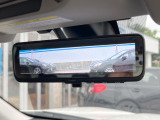 【スマートリヤビューミラー】後席の大きな荷物や同乗者で後方が確認しづらい時でも安心!カメラが撮影した車両後方の映像をルームミラー内に表示。クリアな視界で状況の確認が可能です!