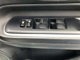 パワーウィンドウのスイッチです。 運転席にいながら助手席や後席の窓を開け閉めできるので、大変便利です。