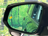 【ブラインドスポットモニター】走行中、ドアミラーの死角になりやすい箇所に後続車が接近するとサイドミラーのレンズに警告を表示!ドライバーに注意喚起をしてくれます。