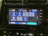 地図情報がSDカード等メモリーカードに保存されているカーナビ。または、エントリーナビキット付きディスプレイオーディオ。