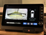 リバースギアに入れるだけで後方の表示へ切り替わります。夜間や雨の日の駐車も楽になりますよ。