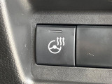 【ステアリングヒーター】冬場に冷たくなりやすい革巻きステアリングを、スイッチ一つで素早く適温に!エアコンよりも早く温まってくれるので、寒い日の運転も快適になりますね♪