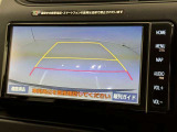 後方の見える安心をお届けするバックガイドモニター付:バックするときのアシストラインもあって楽々バック!車庫入れや縦列駐車をサポートし、苦手な駐車も安心です!今やもう手放せない装備ですネ♪