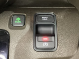 セレクトレバーの右に電子制御パーキングブレーキがあります。スイッチひとつで、停車した地点の傾斜などをシステムが検知・判断してブレーキ力を自動的に最適制御し、しっかり停車できるパーキングシステムです。