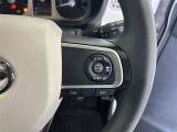 前方の車との車間を設定し、スピードを上げたり緩めたりを自動で行ってくれる追尾式の「レーダークルーズ」。上級装備の一つです!高級車にしかつかない嬉しい機能です。