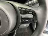 アクセルから足を離しても設定したスピードを保ち走行し、高速道路での疲労軽減に役立つクルーズコントロール、暖房が効くまでの間に手のひらをじんわり暖めてくれるステアリングヒーター付きです!