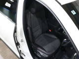 程よい硬さとホールド性が高いシートで長時間運転も快適です。