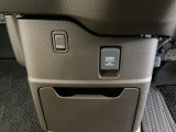 アクセサリーソケットはUSBのアダプターなどをつければ、スマホの充電にも使えます。周辺には物が置けるボックスがついています。