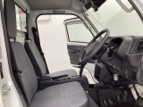 スペースにゆとりをもたせたドアの開口部や解放幅で、乗り降りが楽々です。車内は軽トラックとはいえ、広々とした快適な空間です。