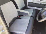 フロントシートです!!ベンチシートなので座席の移動もスムーズに出来ます!!足元も広く運転も楽ですよ!!