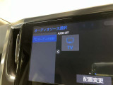 タッチパネル式のモニター機器。スマホと連携することで、指定アプリをモニター上で操作可能。