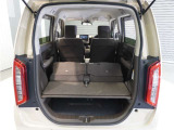 【トランクルーム】セカンドシートを折りたためば、低く広い床面が出現。大きなに荷物も収まります。