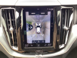 駐車時だけでなく、狭い道でのすれ違い時に画面をタッチするだけでいつでも360度映像を呼び出せるため、左側の壁やガードレールに「ホイールを擦りそう」という不安が一切なくなります。