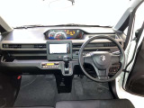 運転席周りのレイアウトをご覧ください。ナビゲーションが綺麗に装着されすっきり収まってますね!