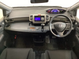 車内は光触媒抗菌消臭施工済です。インパネ周りはスタイリッシュなデザインです。グローブボックスやカップホルダーのほかにトレーなどたくさんの収納スペースが付いています。