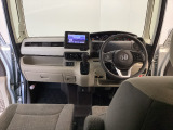 【前方視界】開放的な前方視界!運転がしやすく疲れにくいです♪窓が大きく、見通しがとっても良いおクルマですよ♪