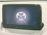 【マツダコネクトナビ】車内の雰囲気にマッチした一体型タイプのナビ。各種車輌設定やBluetooth再生等、様々な機能が楽しめます。直感的なダイヤル操作が可能で、使い勝手も良好です。