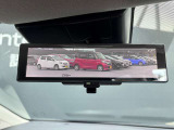 スマート・ルームミラー:車両後方のカメラ映像をミラー面に映し出すので、車内の状況や、天候などに影響されずいつでもクリアな後方視界が得られます。