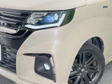 【LEDヘッドライト】悪天候や夜間走行時も良好な視界を確保し安心して運転できる高輝度LEDヘッドライトを装備!点灯速度が早く、消費電力も抑えられています。