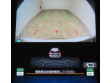 ■リヤビューカメラの映像です。ステアリング連動ガイドラインが、後退時の予想進路を表示し、運転のサポートを致します。
