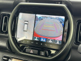 【全方位型モニター】クルマを上空から見下ろしているかのように、直感的に周囲の状況を把握できる全方位型モニター。狭い場所での駐車でも周囲が映像で確認できます。