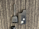 スマートキー付。キーを取り出さなくてもドアロックの施錠・開錠、エンジンの始動が出来ます。雨の日や荷物の多い日にとても便利ですね。