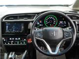 運転にかかわる様々な操作を安全に行えるように視点移動が少なく、操作性に配慮されたスイッチ類が凝縮されたコクピットです。