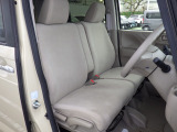フロントは助手席と繋がったベンチシートで、運転席は高さが調整できるハイトアジャスター付きです。また、ハンドルも高さの調整が出来るチルトステアリングです