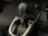 CVT車のセレクトレバーです。低速から高速まで、変速ショックのないスムーズな走りを実現するとともに、エンジン効率のよい領域を維持することで燃費にも貢献します。