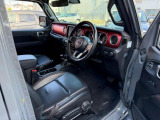 運転席になります。全席本革レザーシートになります。