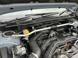 【STIタワーバー】お車の剛性を高めるタワーバーを装備。よりスムーズなコーナリング走行が可能となり、走りも楽しめます。