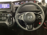 【ハンドル】運転にかかわる様々な操作を安全に行えるように視点移動が少なく操作性に配慮されたスイッチ類が凝縮されたコックピットです。
