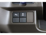 運転中もハンドルでの操作が可能です。特に高速道路等の目が離せない運転時には、便利さだけでなく、安全性も兼ね備えております。