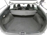 広く開口部の大きいトランクルームは、荷物の出し入れも楽です。トノカバーがあるのでプライバシーも守られますね。