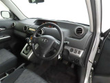 シンプルで使いやすいデザインの運転席です。