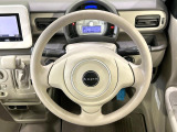 インテリアに合わせたデザインのステアリングは、運転される方のことも考え、運転しやすい形状、大きさです。是非一度、実際に触ってお確かめください。