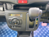家庭用エアコン同様に温度設定するだけで室内温度を快適に保ってくれる フルオートエアコンを装備しています!