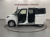 【まるごとクリーニング】シートを取り外し、車内を徹底洗浄。隅々まで丁寧に仕上げています。