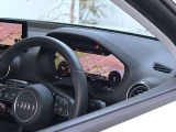 ●隣りの車からウィンドウ越しにバーチャルコクピットが際立っています。大変美しく高級感あふれるインテリアでございます