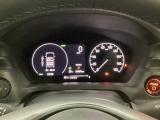 ハイブリット車専用のメーターです。右側の大型スピードメーターに加え、ステアリングスイッチを使って左のマルチインフォメーション・ディスプレイで燃費や動力伝達などの情報が見れるようになっています。
