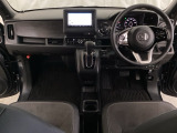 車内は光触媒抗菌消臭施工済です。インパネ周りはスタイリッシュなデザインです。グローブボックスやカップホルダーのほかにトレーなどたくさんの収納スペースが付いています。